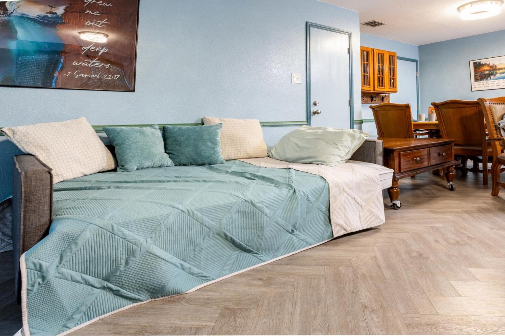 Ultimate Group Getaway With Massage Chair, Family Game Room, 2 King Beds, Sleeps 12 Holiday home