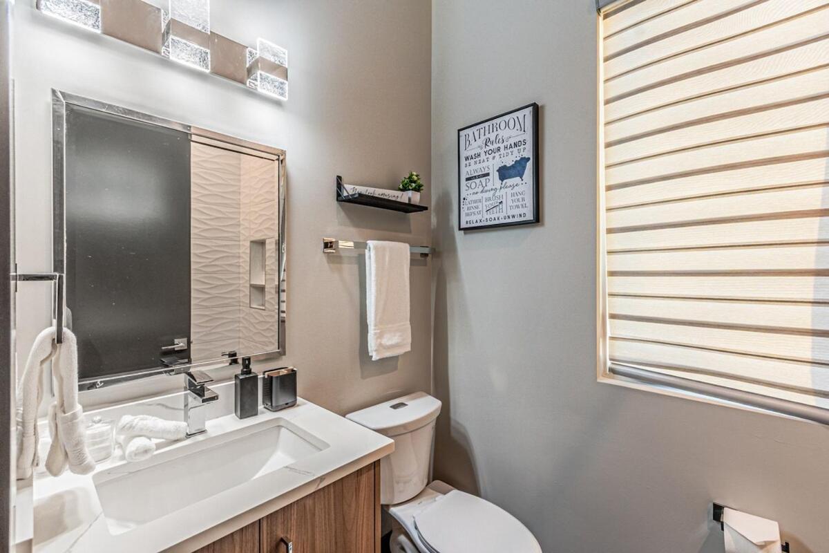 Oak Lawn Luxe Stay- Hot Tub, Arcades, Pool Table &