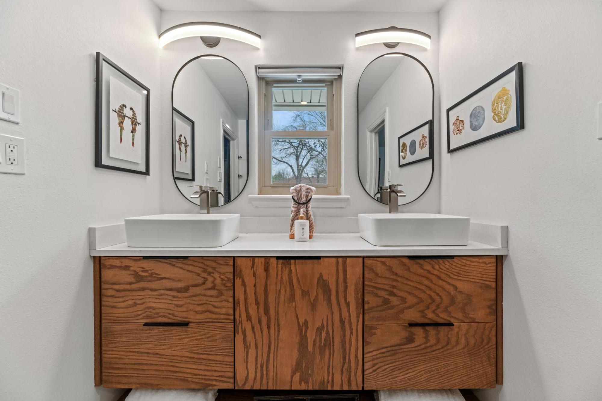 Modern Art House Holiday home Dallas