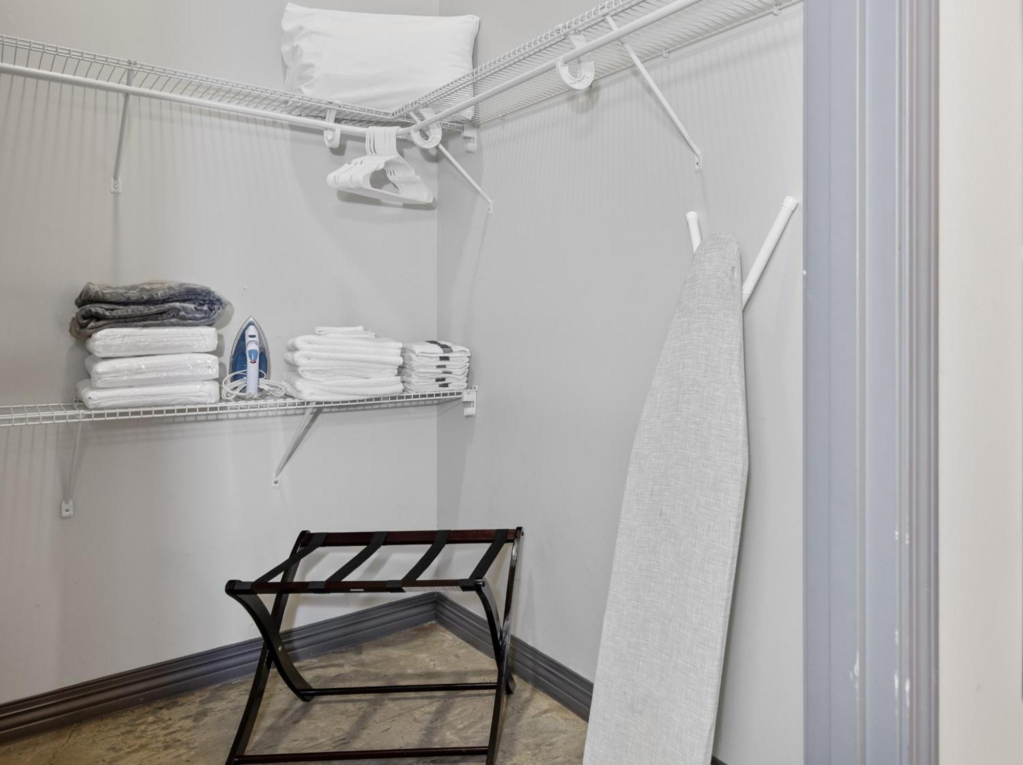 Stunning Downtown With Pool, Laundry, Parking Apartment *