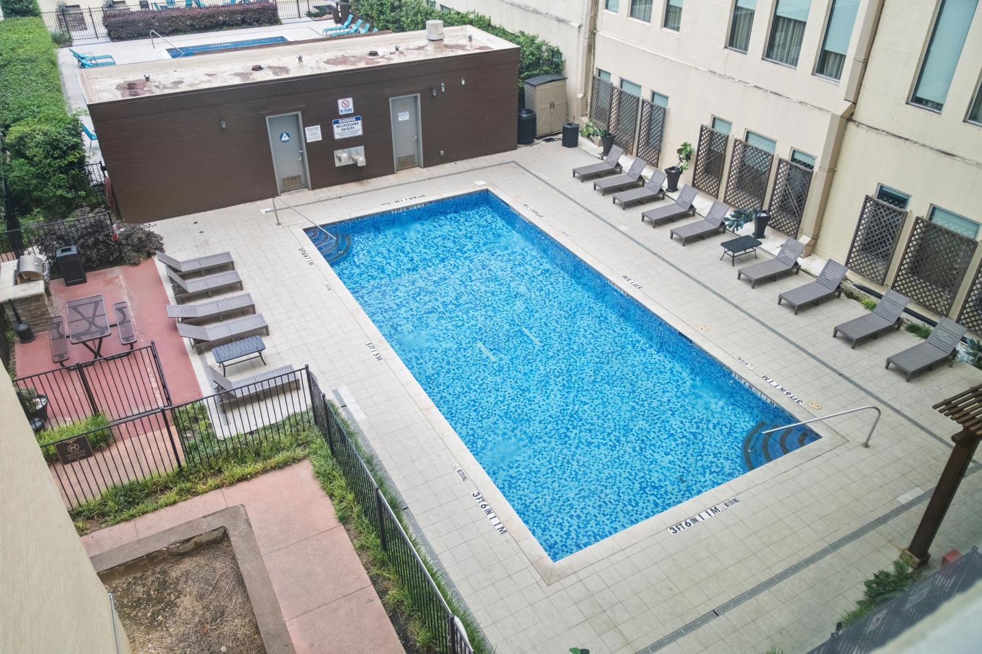 Stunning Downtown With Pool, Laundry, Parking Apartment *
