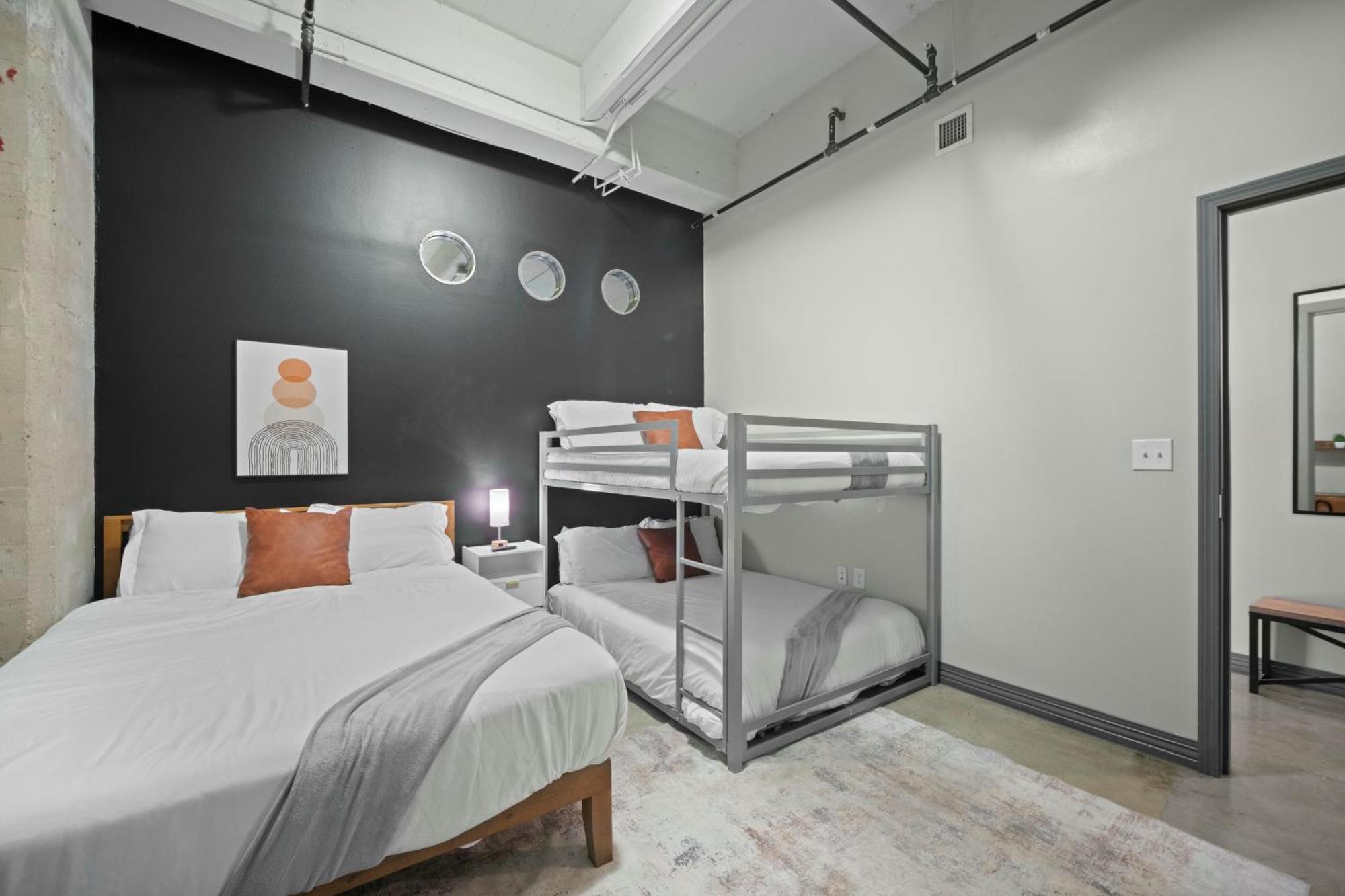 Stunning Downtown With Pool, Laundry, Parking Apartment *