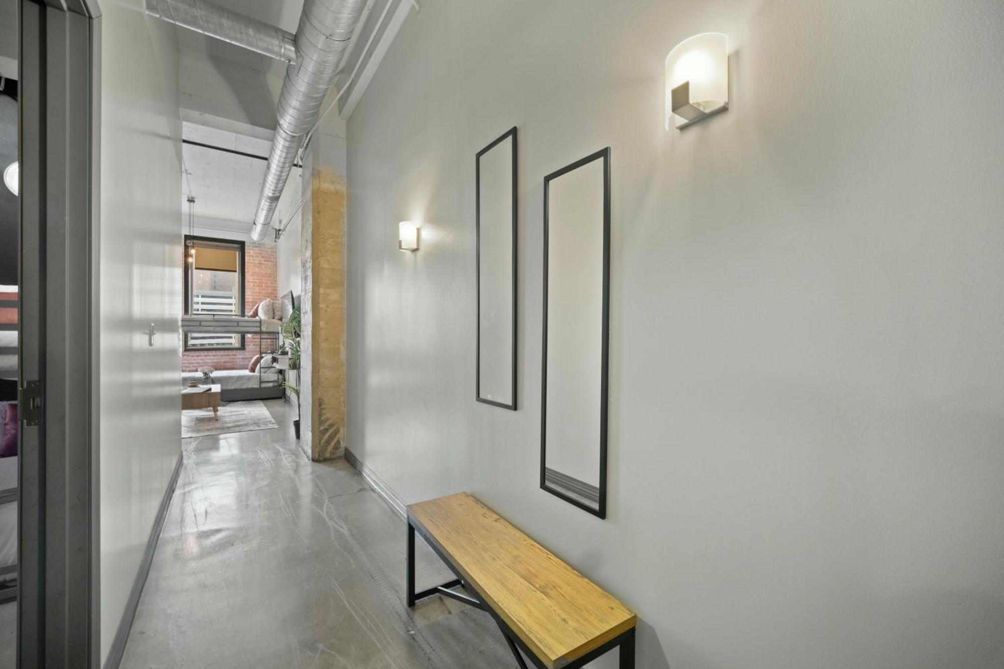 Apartment Stunning Downtown With Pool, Laundry, Parking *