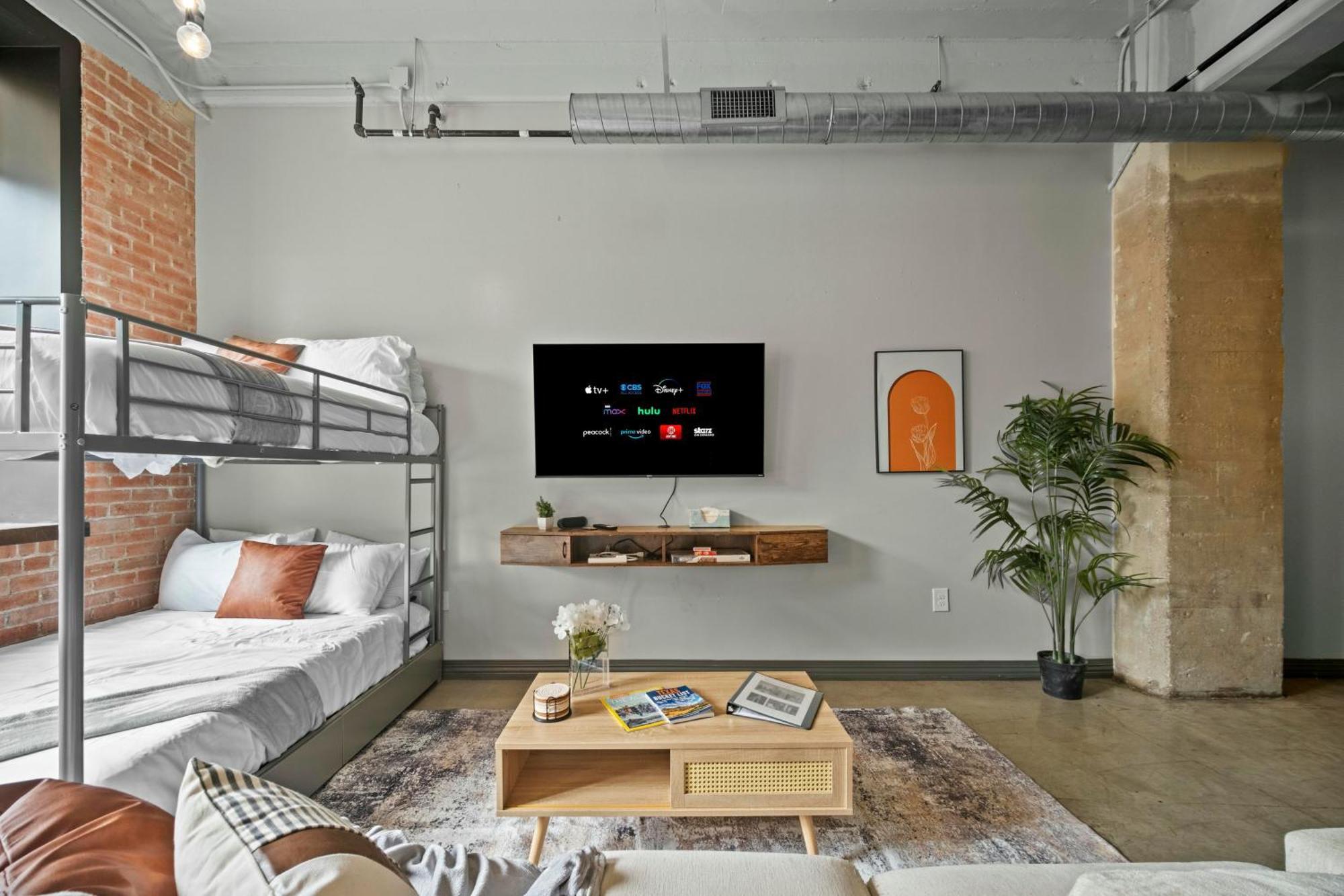 Apartment Stunning Downtown With Pool, Laundry, Parking *