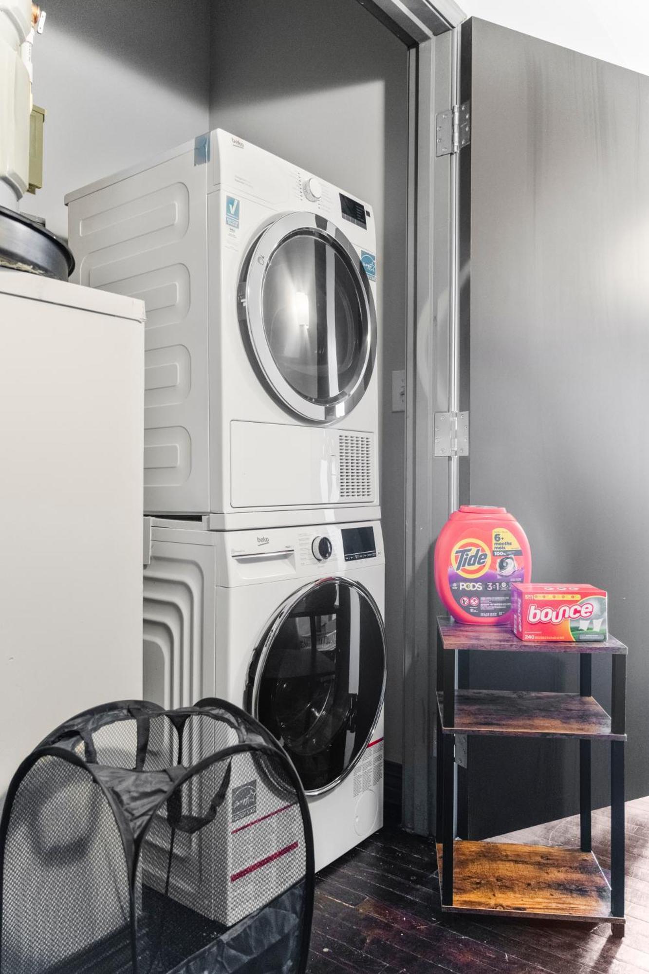 Stunning Downtown With Pool, Laundry, Parking
