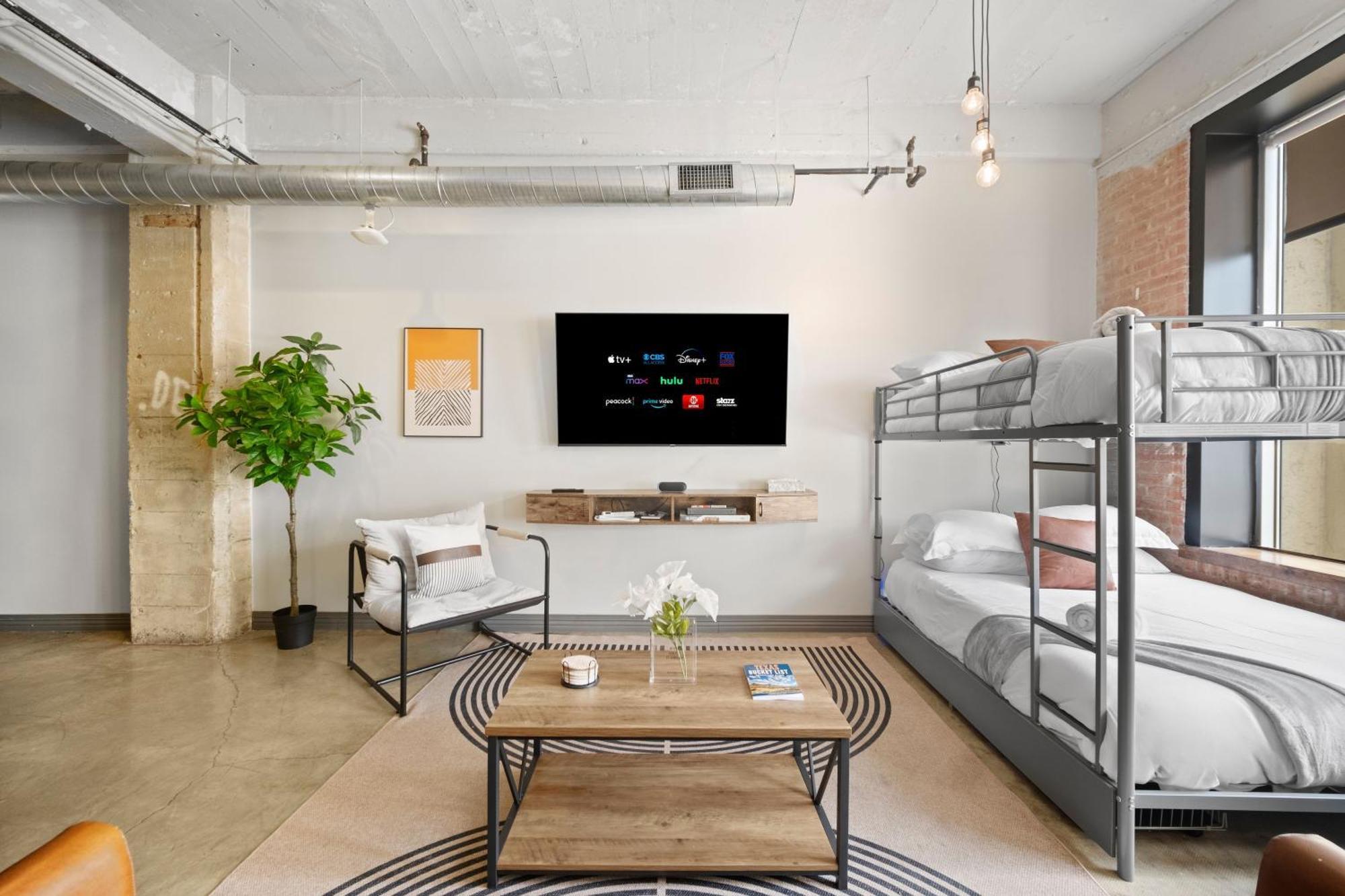Stunning Downtown With Pool, Laundry, Parking Apartment *