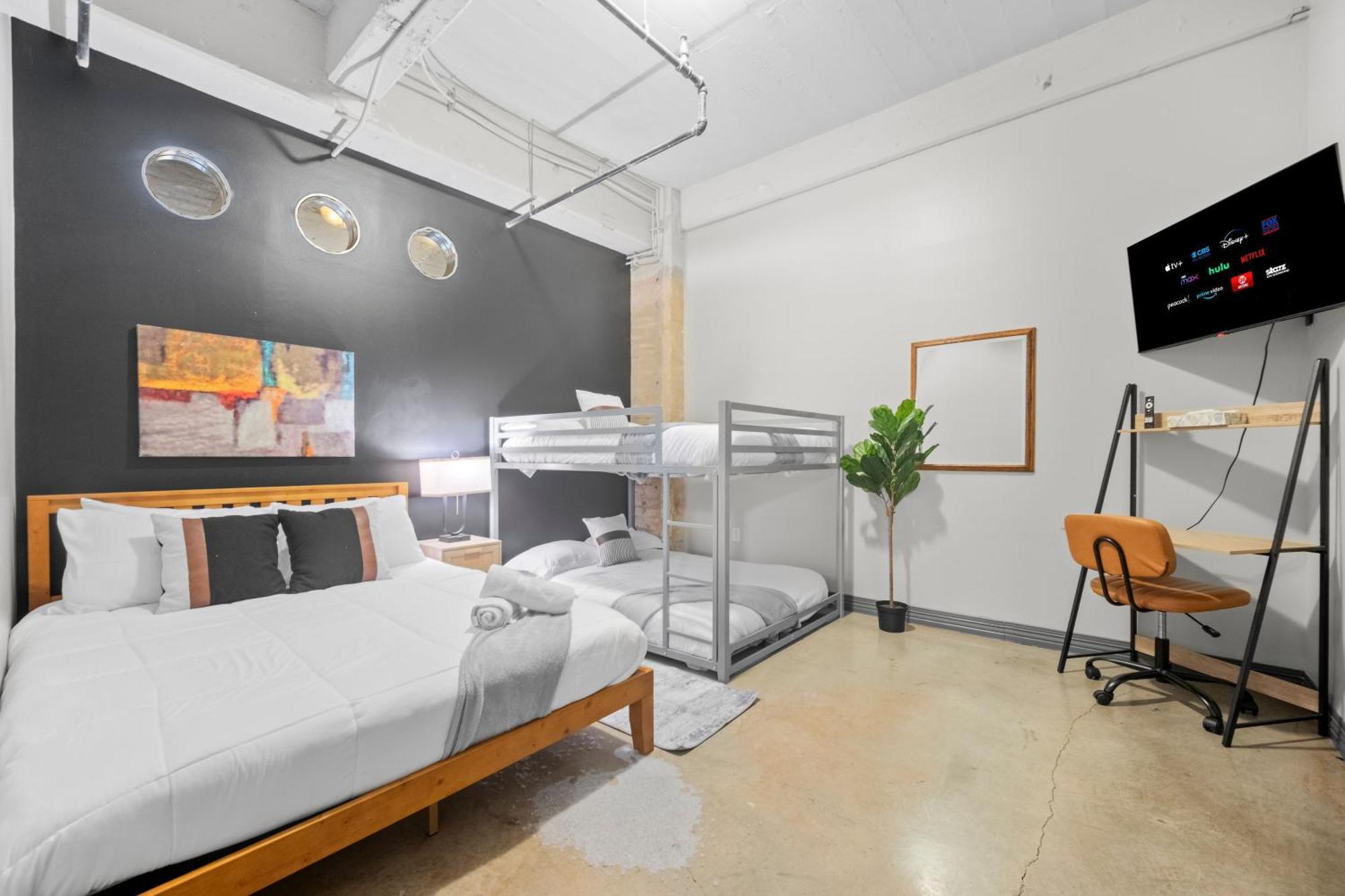 Apartment Stunning Downtown With Pool, Laundry, Parking *