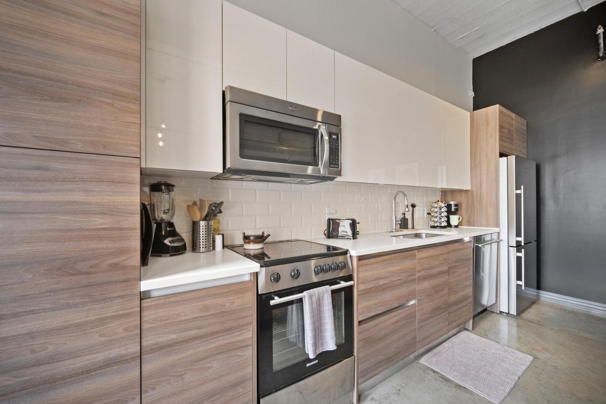 Apartment Stunning Downtown With Pool, Laundry, Parking