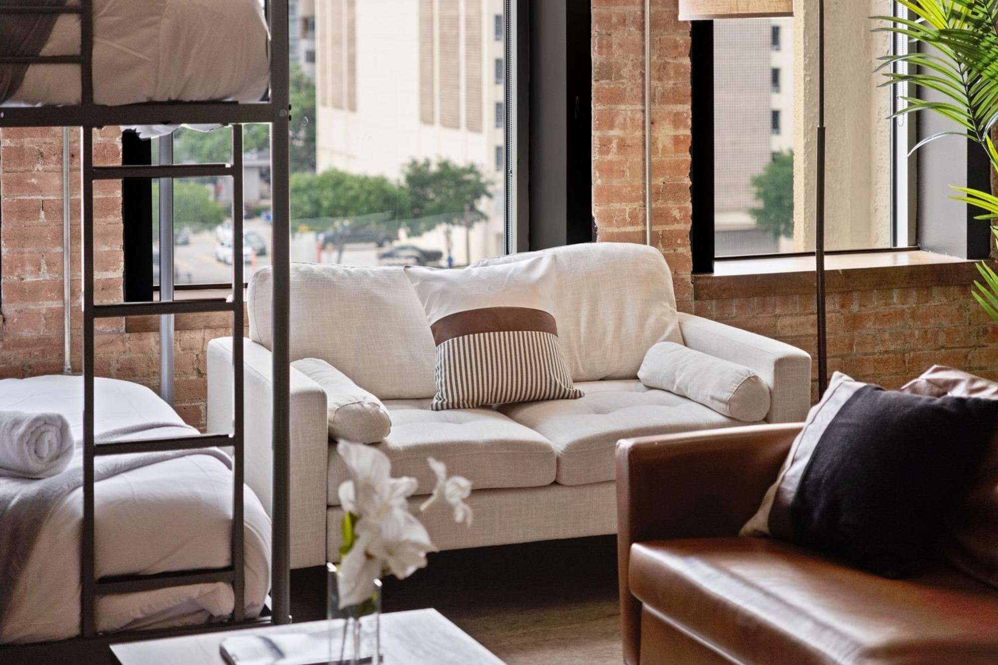 Stunning Downtown With Pool, Laundry, Parking Apartment *