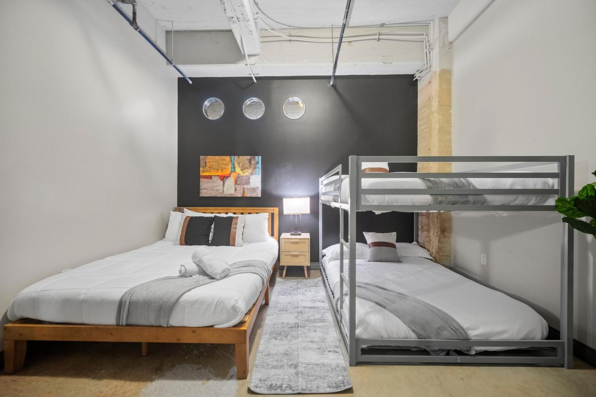 Stunning Downtown With Pool, Laundry, Parking * Dallas