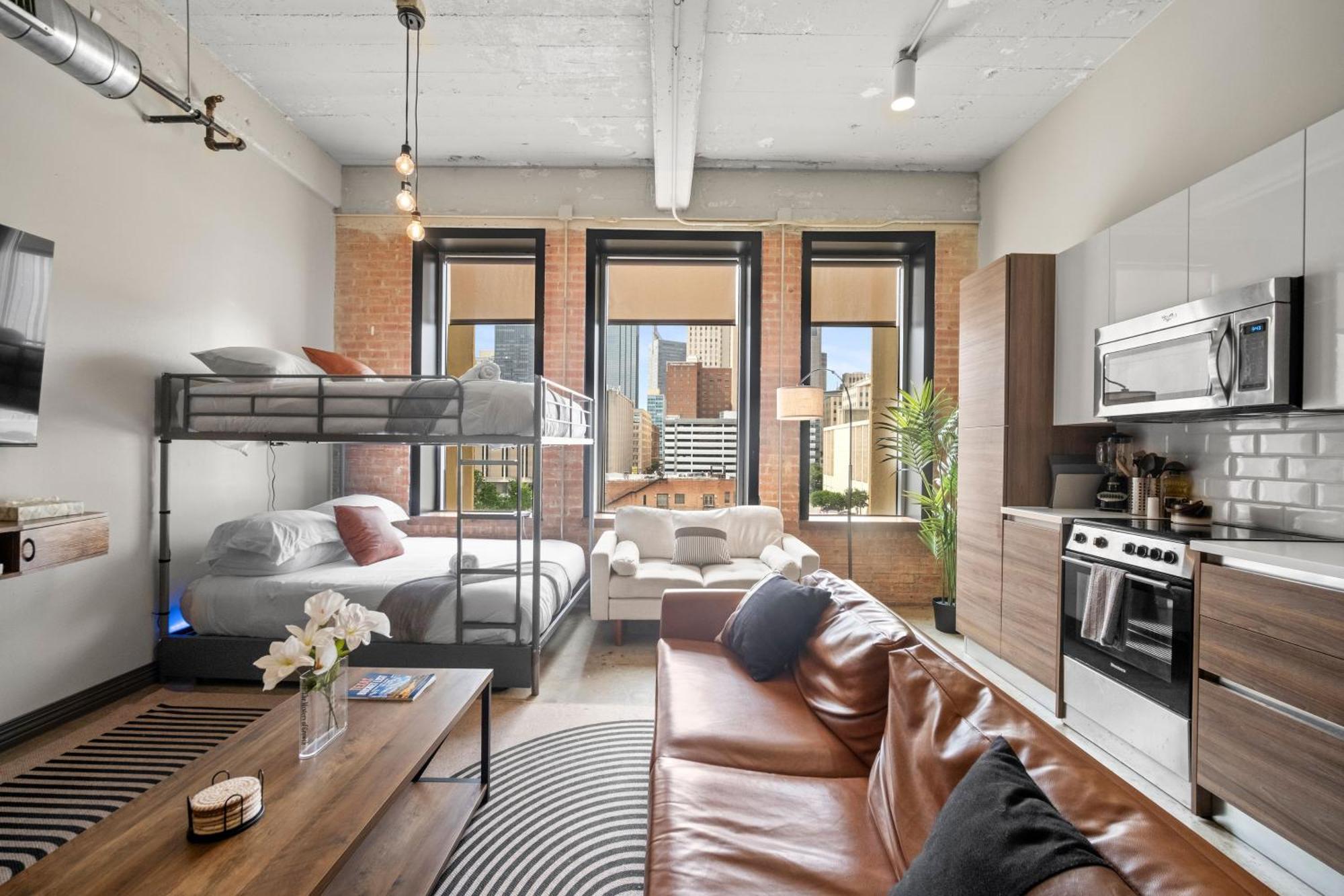 Stunning Downtown With Pool, Laundry, Parking