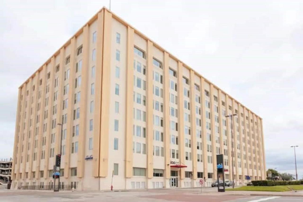Apartment Stunning Downtown With Pool, Laundry, Parking