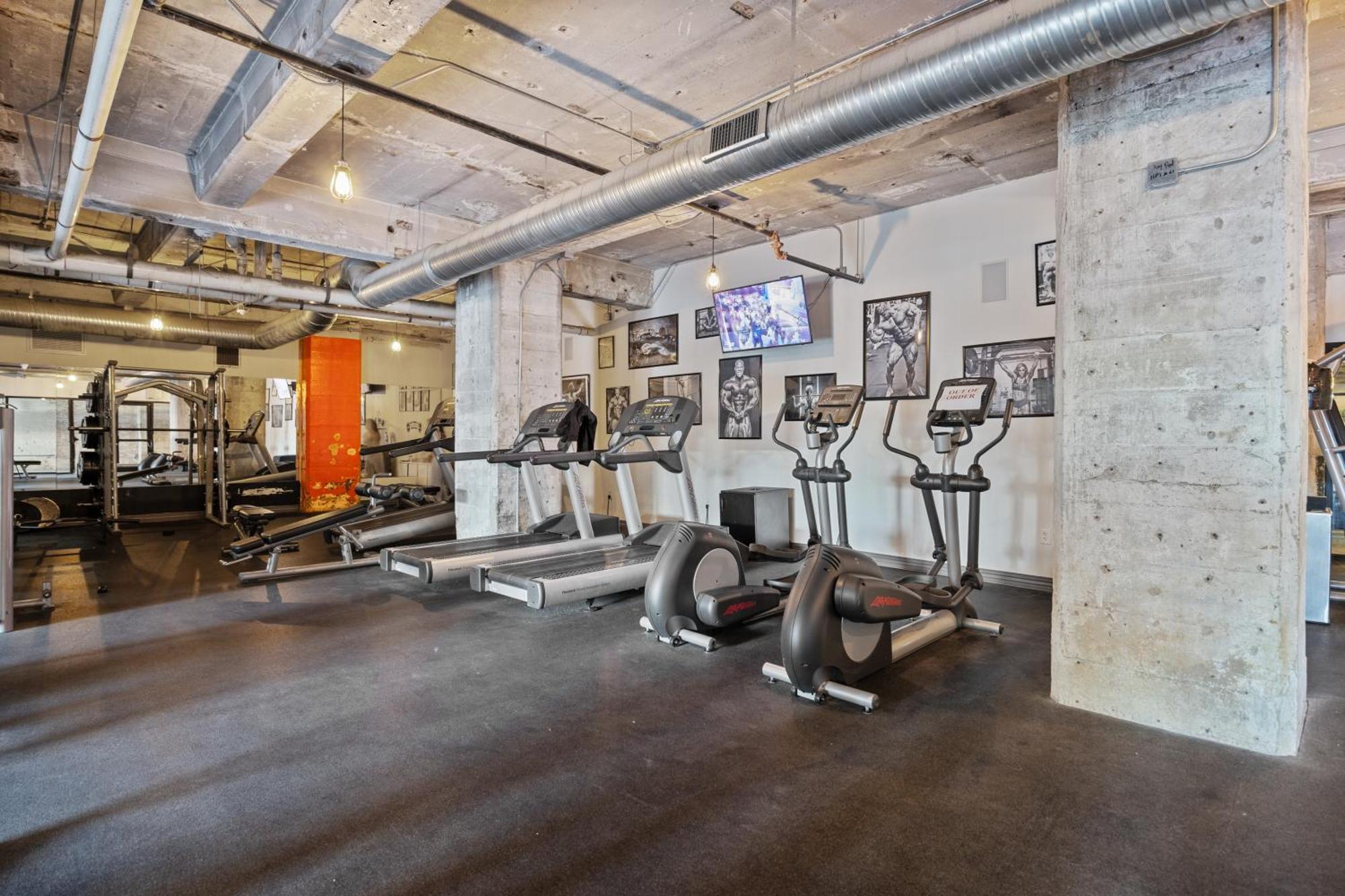 Stunning Downtown With Pool, Laundry, Parking Apartment *
