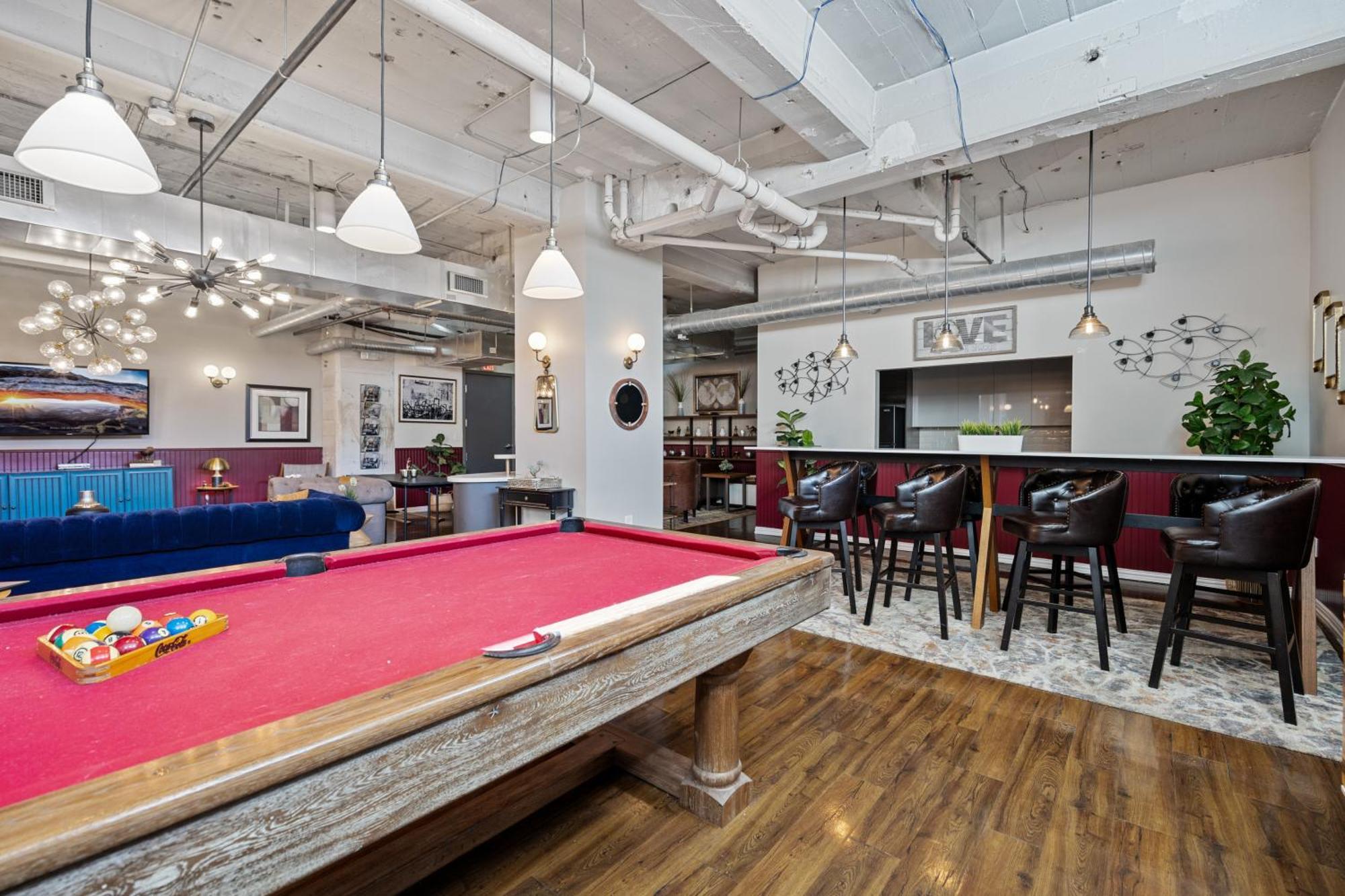 Stunning Downtown With Pool, Laundry, Parking *