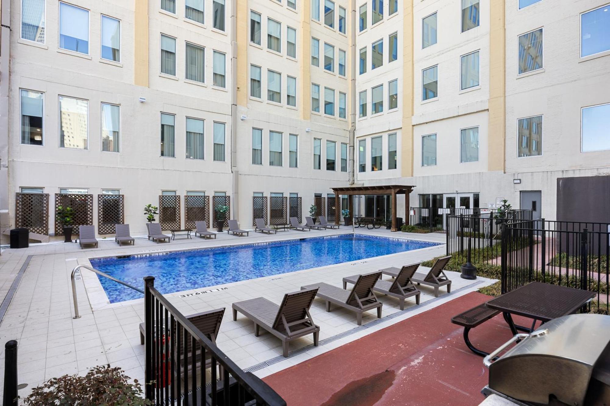 Stunning Downtown With Pool, Laundry, Parking