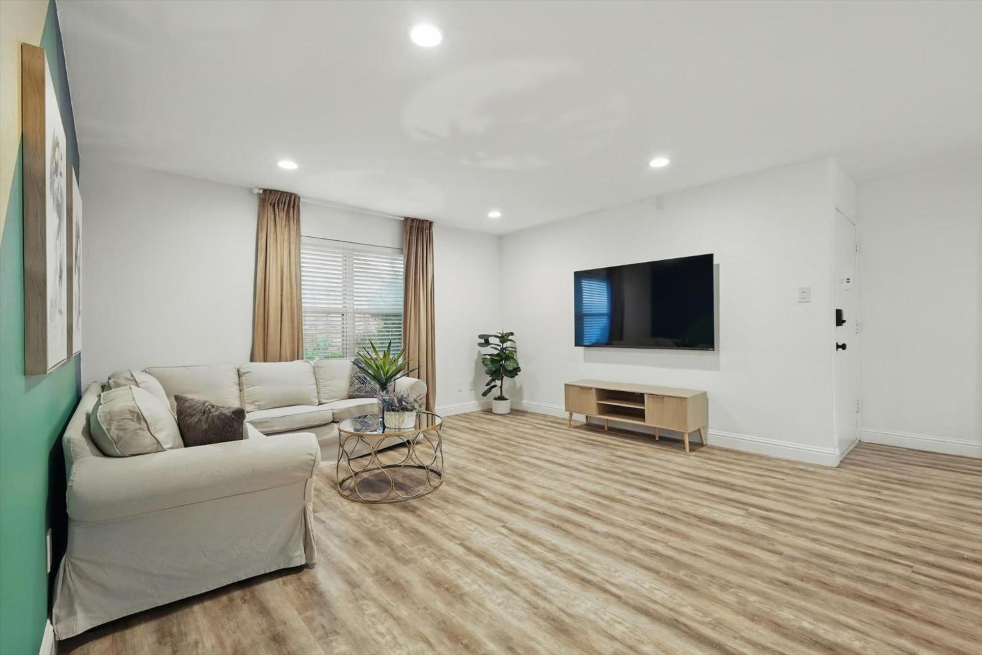 2-bd 2-ba With Pool Patio Courtyard Apartment
