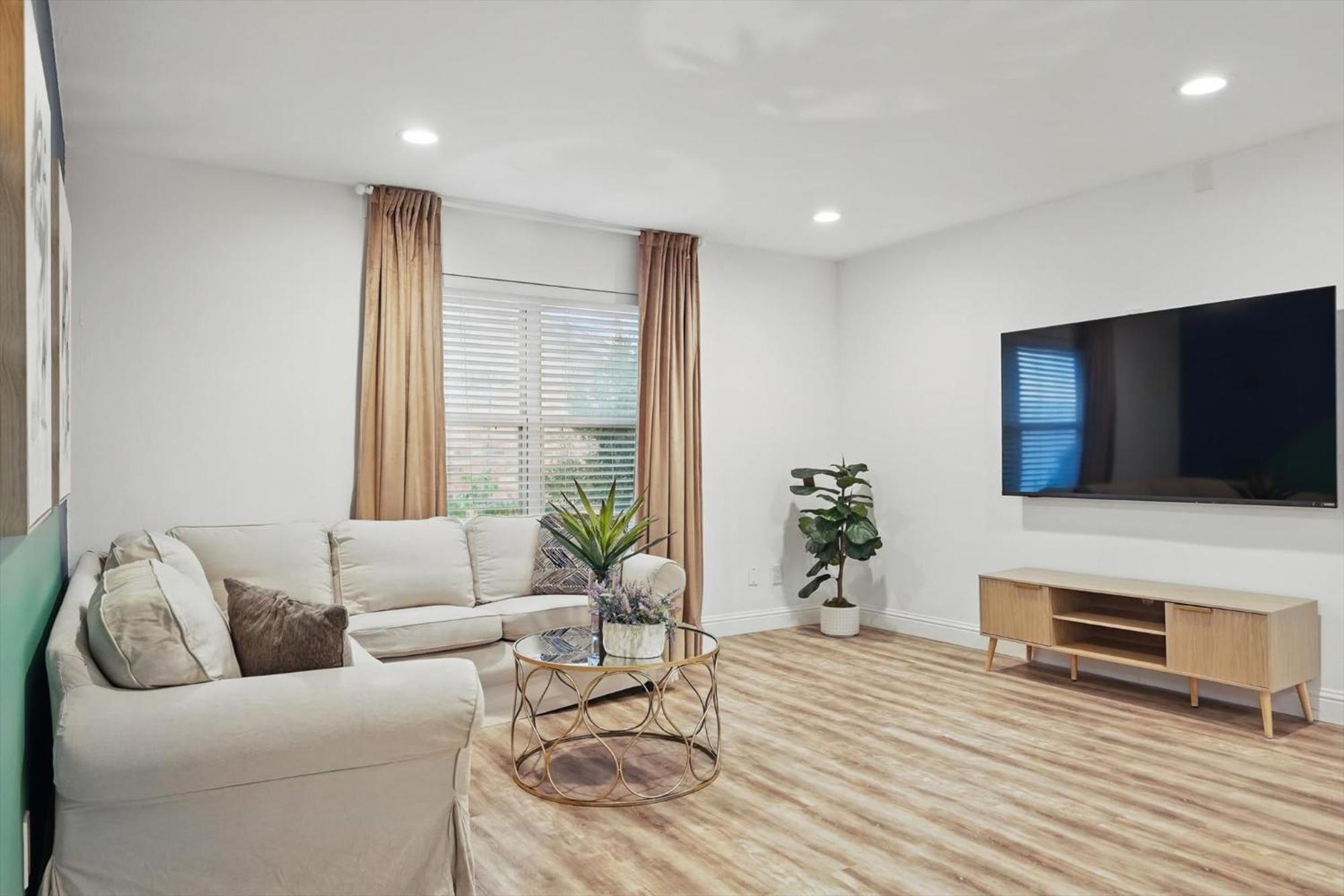 Apartment 2-bd 2-ba With Pool Patio Courtyard *