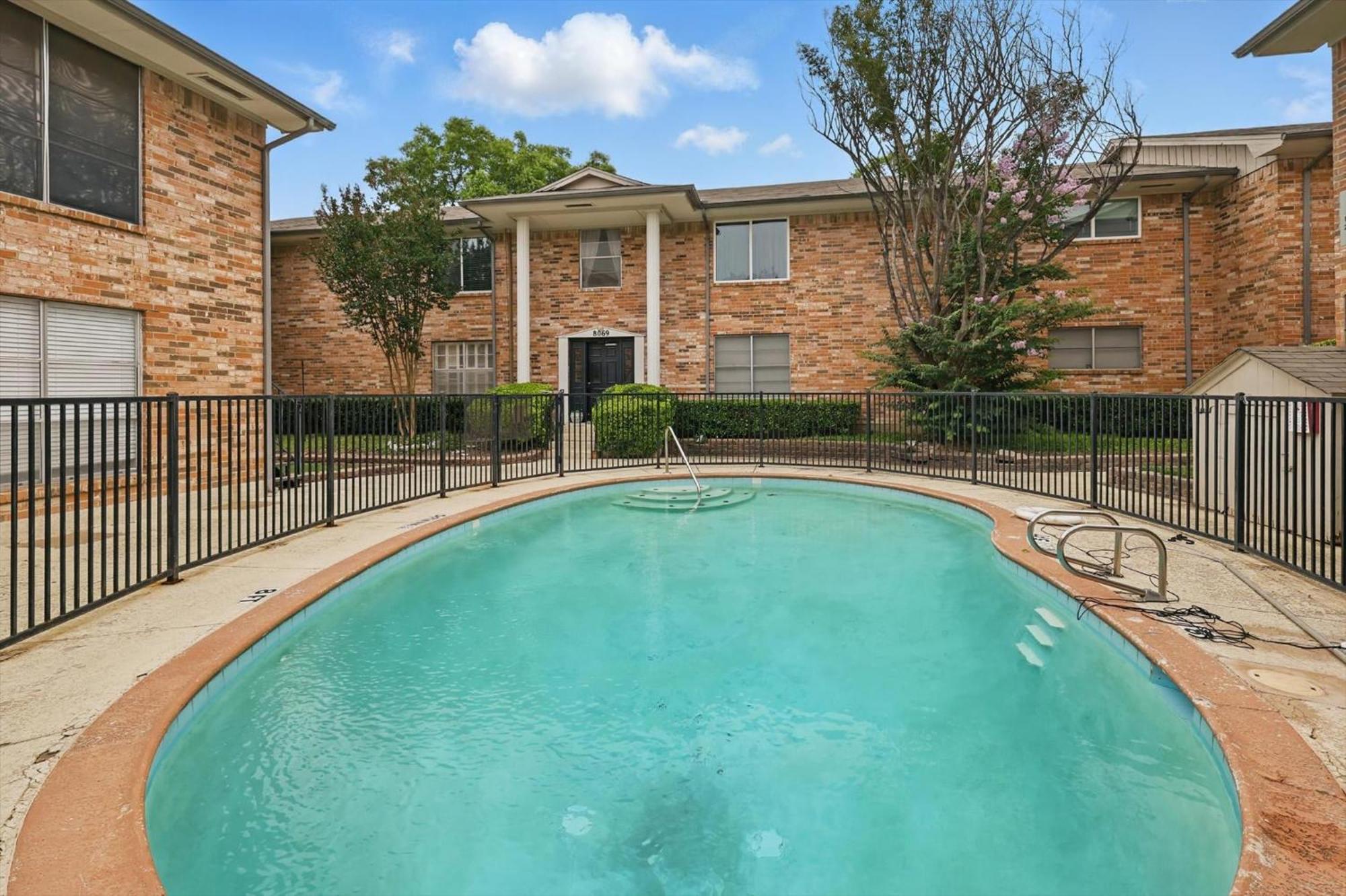 2-bd 2-ba With Pool Patio Courtyard Dallas