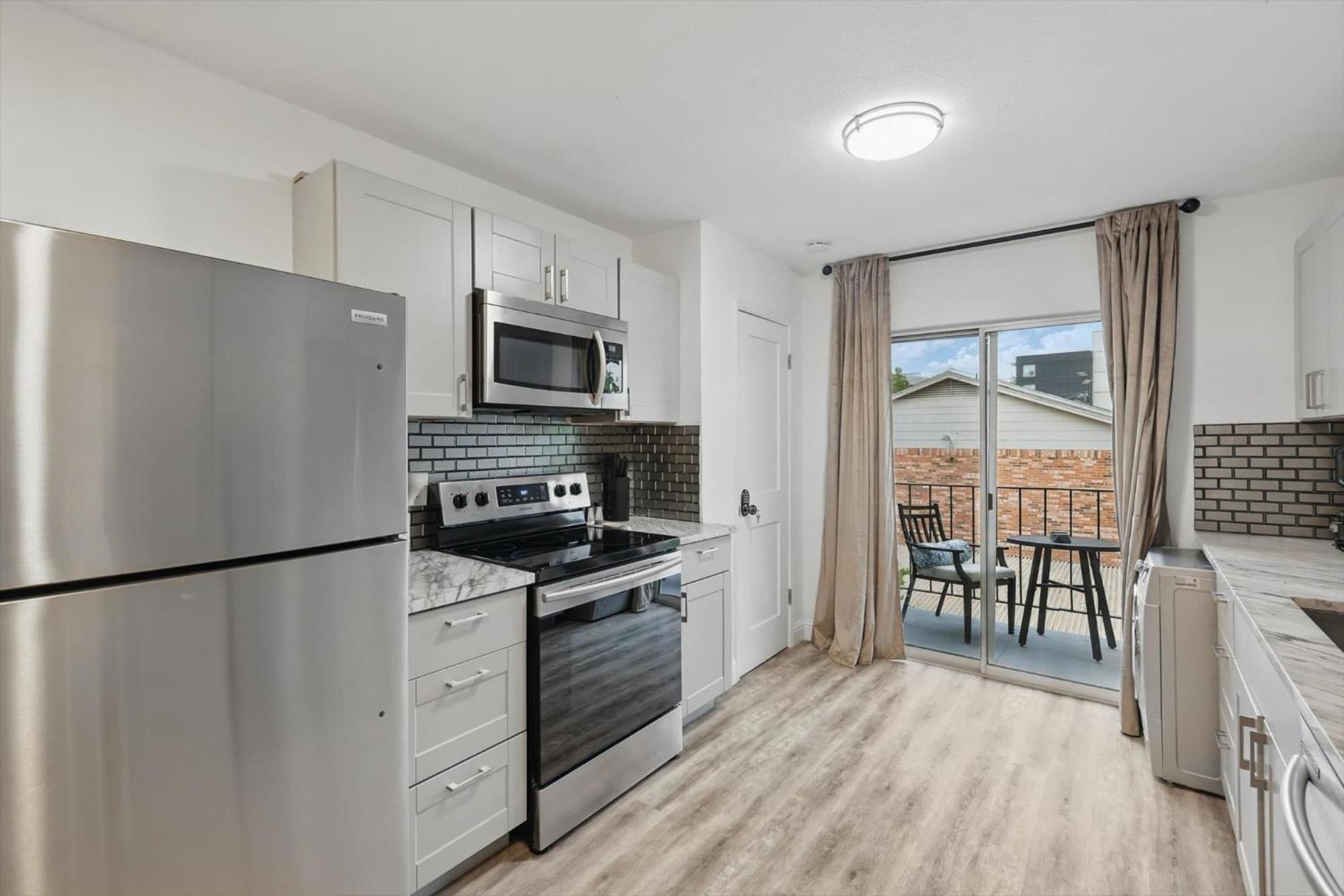 2-bd 2-ba With Pool Patio Courtyard * Dallas