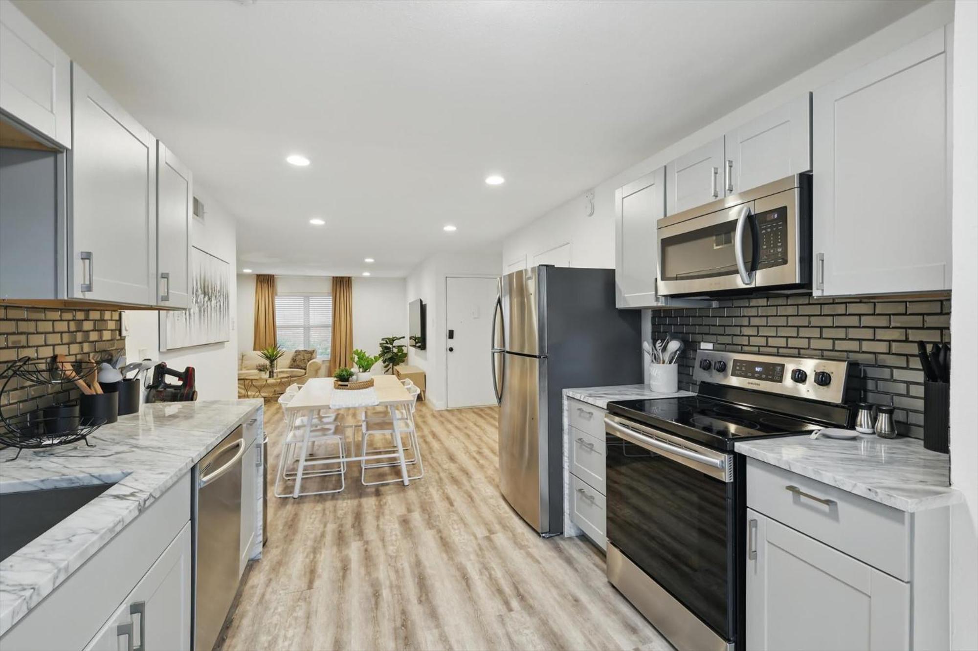 2-bd 2-ba With Pool Patio Courtyard Apartment Dallas