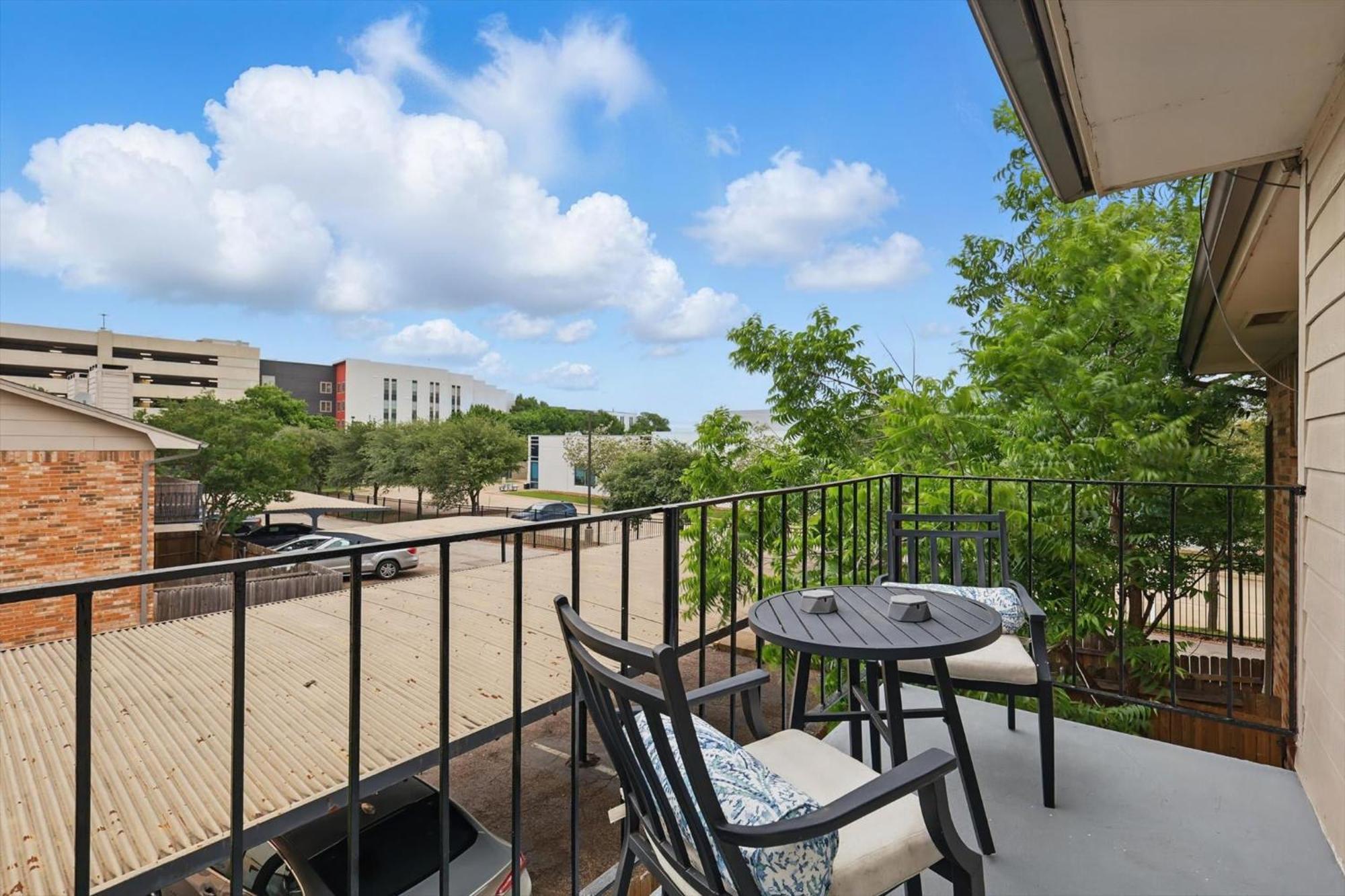 Apartment 2-bd 2-ba With Pool Patio Courtyard *