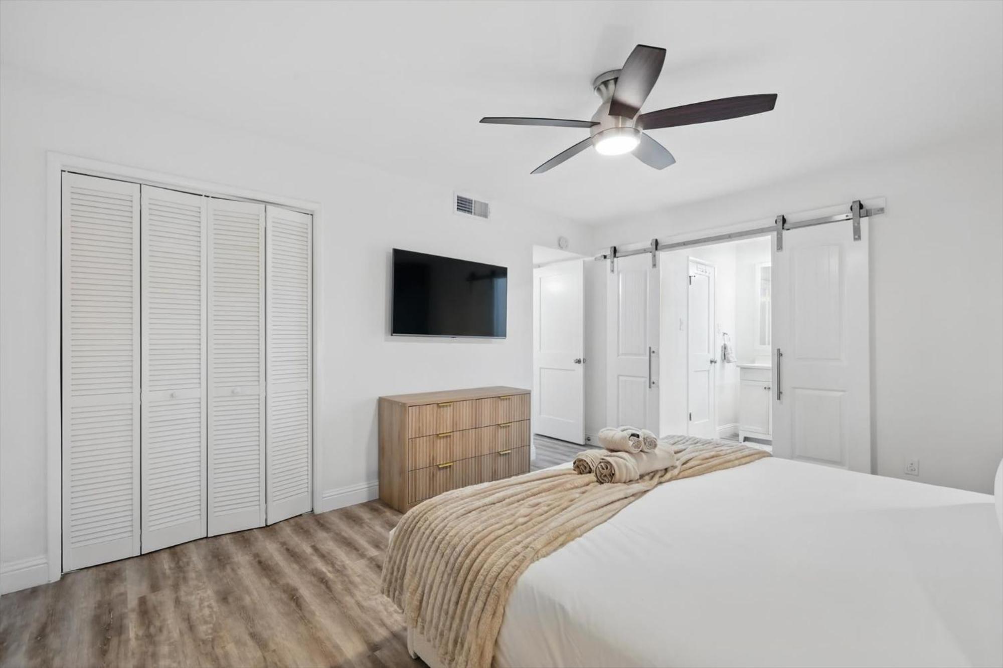 Apartment 2-bd 2-ba With Pool Patio Courtyard