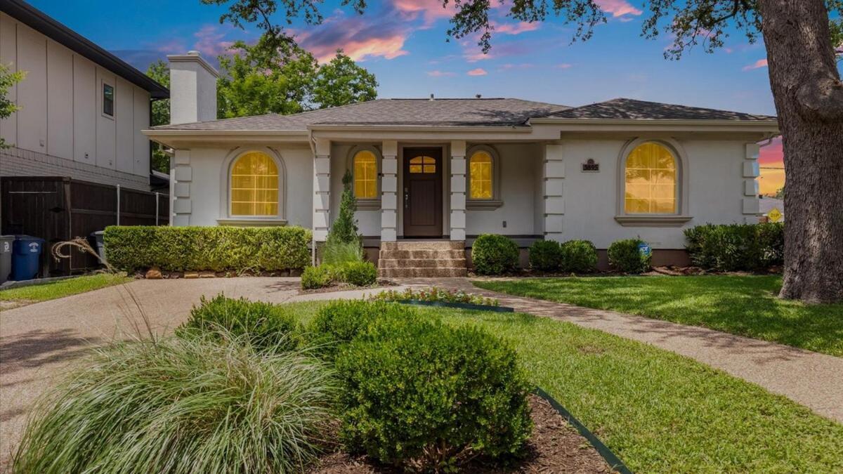 Flair House Midway-hollow, Uptown Close By