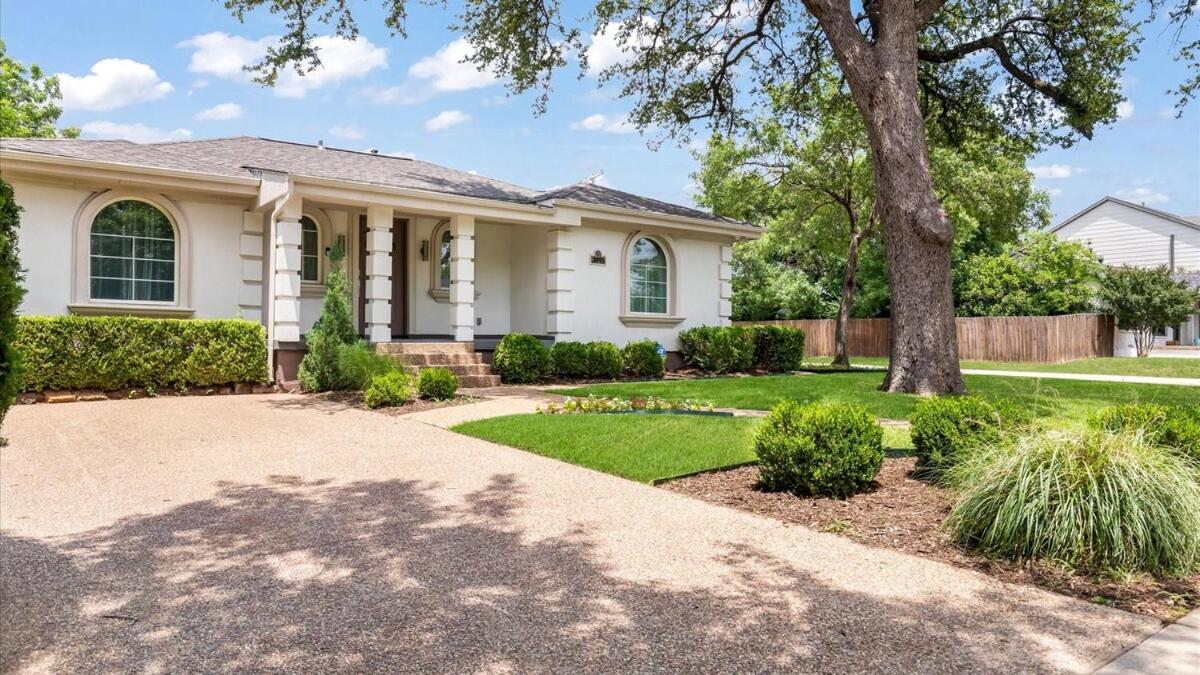 Flair House Midway-hollow, Uptown Close By Holiday home