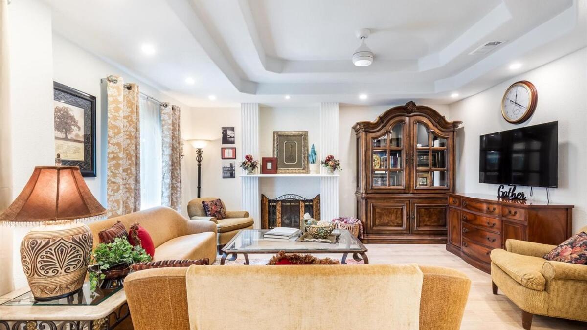 Flair House Midway-hollow, Uptown Close By