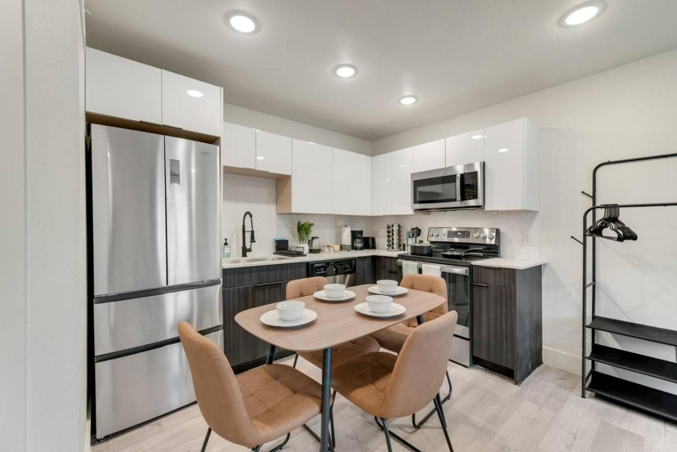 New! Modern Comfort 5 Min From Downtown & Deep Ellum Apartment *