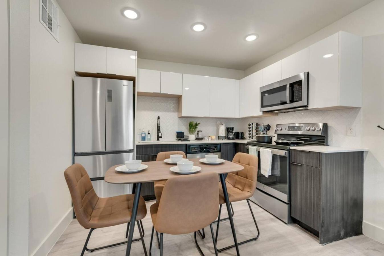 New! Modern Comfort 5 Min From Downtown & Deep Ellum Apartment *