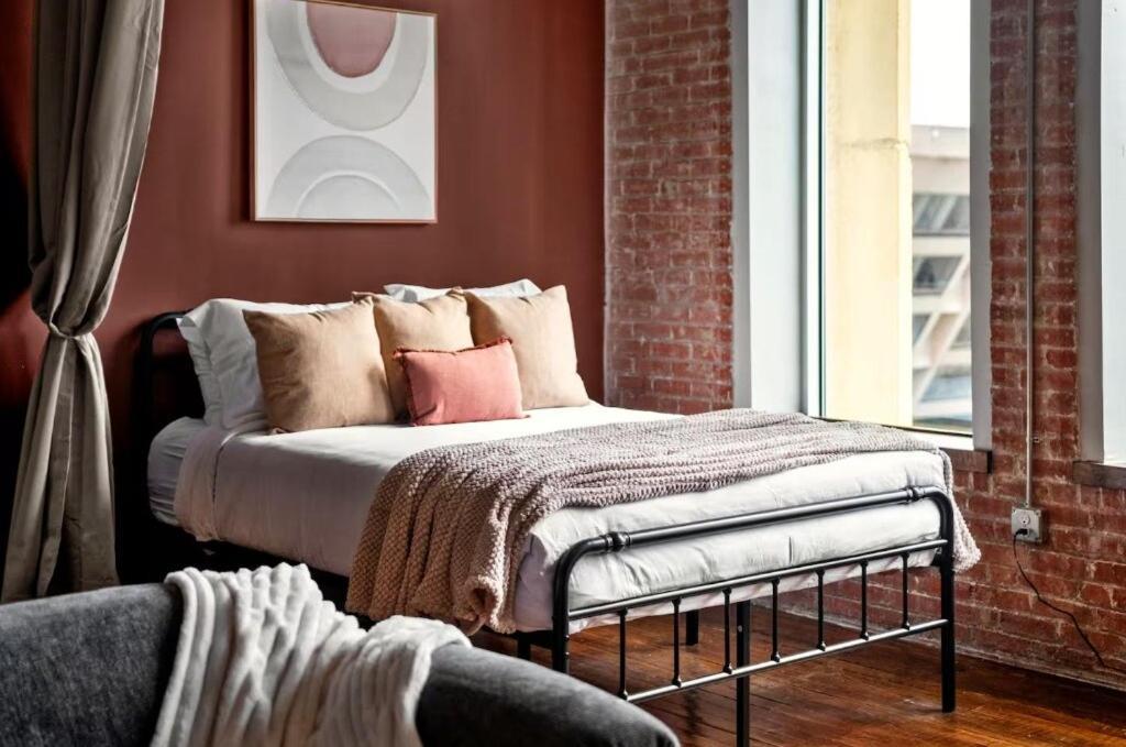 Loft In Downtown With Skyline Views