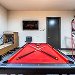Oak Lawn Luxe Stay- Hot Tub, Arcades, Pool Table & More