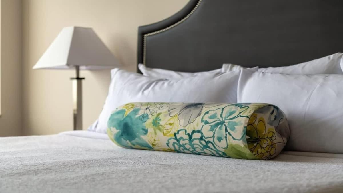 23rd Fl Bold Cozysuites With Pool, Gym Apartment *