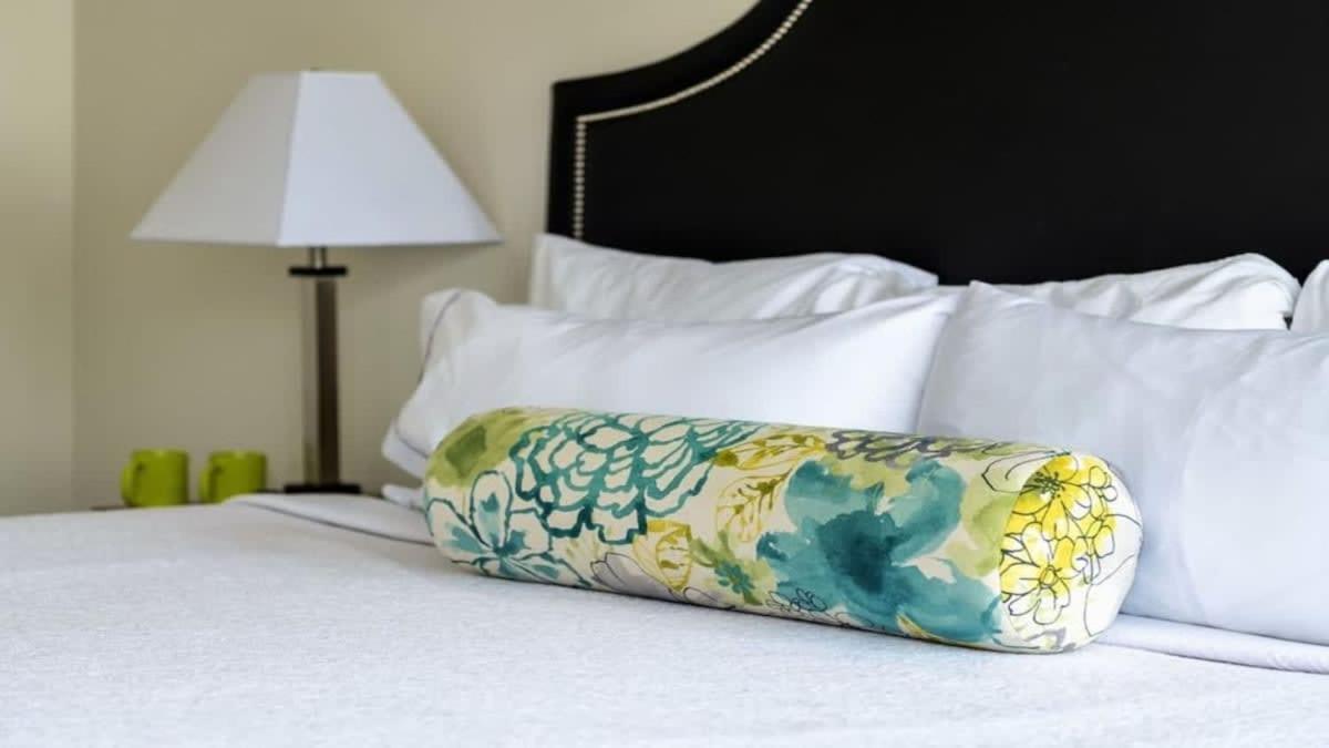 23rd Fl Bold Cozysuites With Pool, Gym Apartment