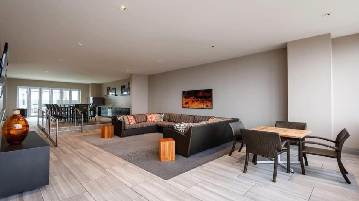 23rd Fl Bold Cozysuites With Pool, Gym Dallas