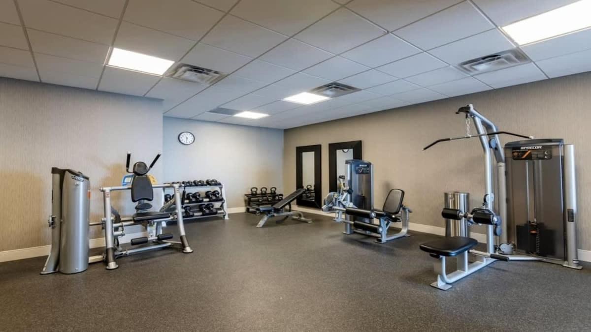 23rd Fl Bold Cozysuites With Pool, Gym Apartment
