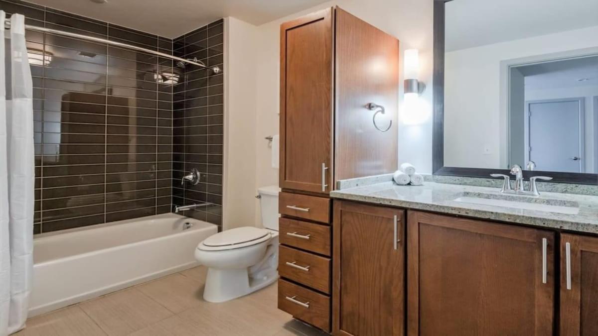 23rd Fl Bold Cozysuites With Pool, Gym