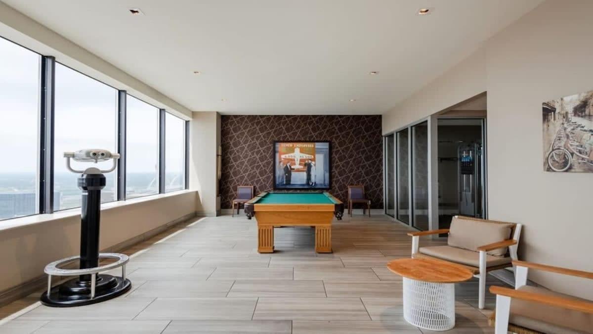 23rd Fl Bold Cozysuites With Pool, Gym Apartment