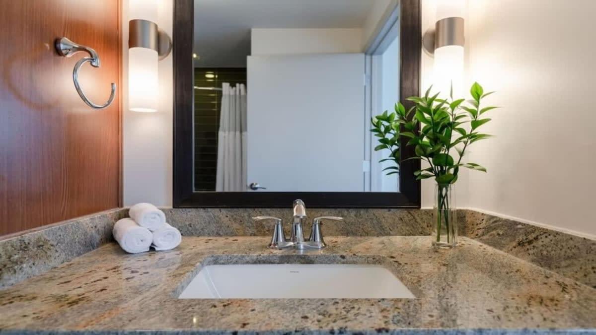 23rd Fl Bold Cozysuites With Pool, Gym Apartment *