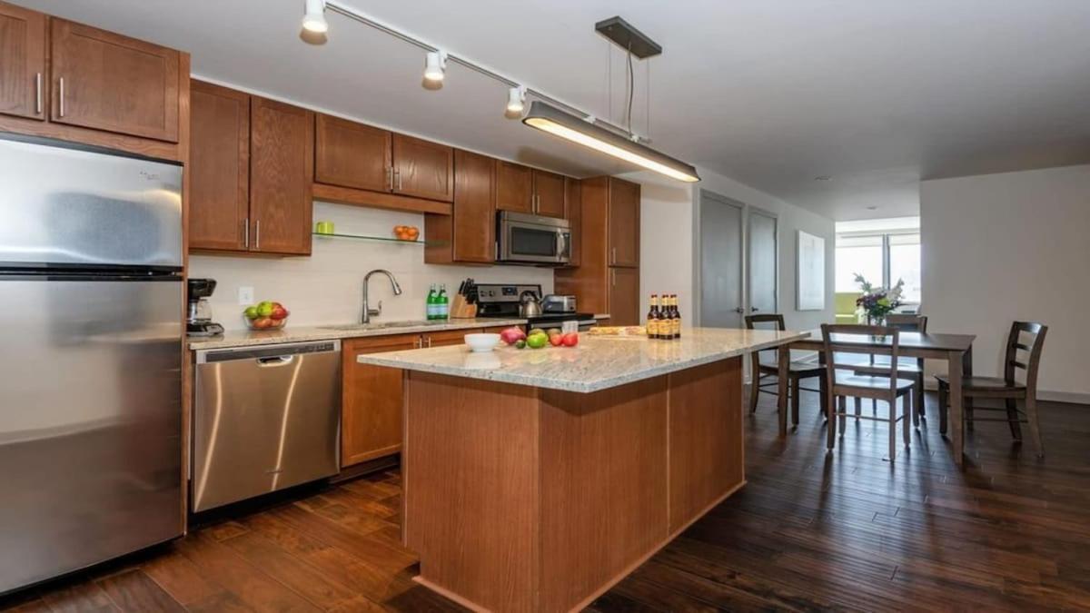 23rd Fl Bold Cozysuites With Pool, Gym