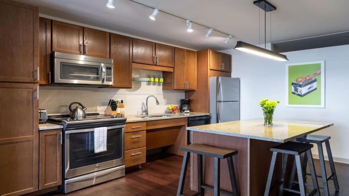 23rd Fl Bold Cozysuites With Pool, Gym Apartment *