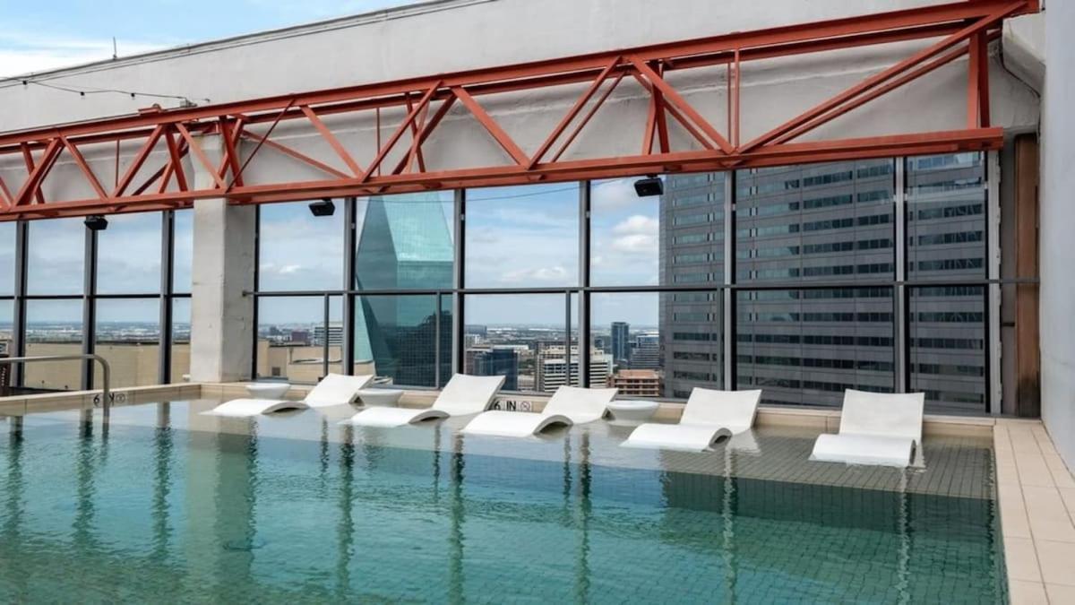 23rd Fl Bold Cozysuites With Pool, Gym Apartment