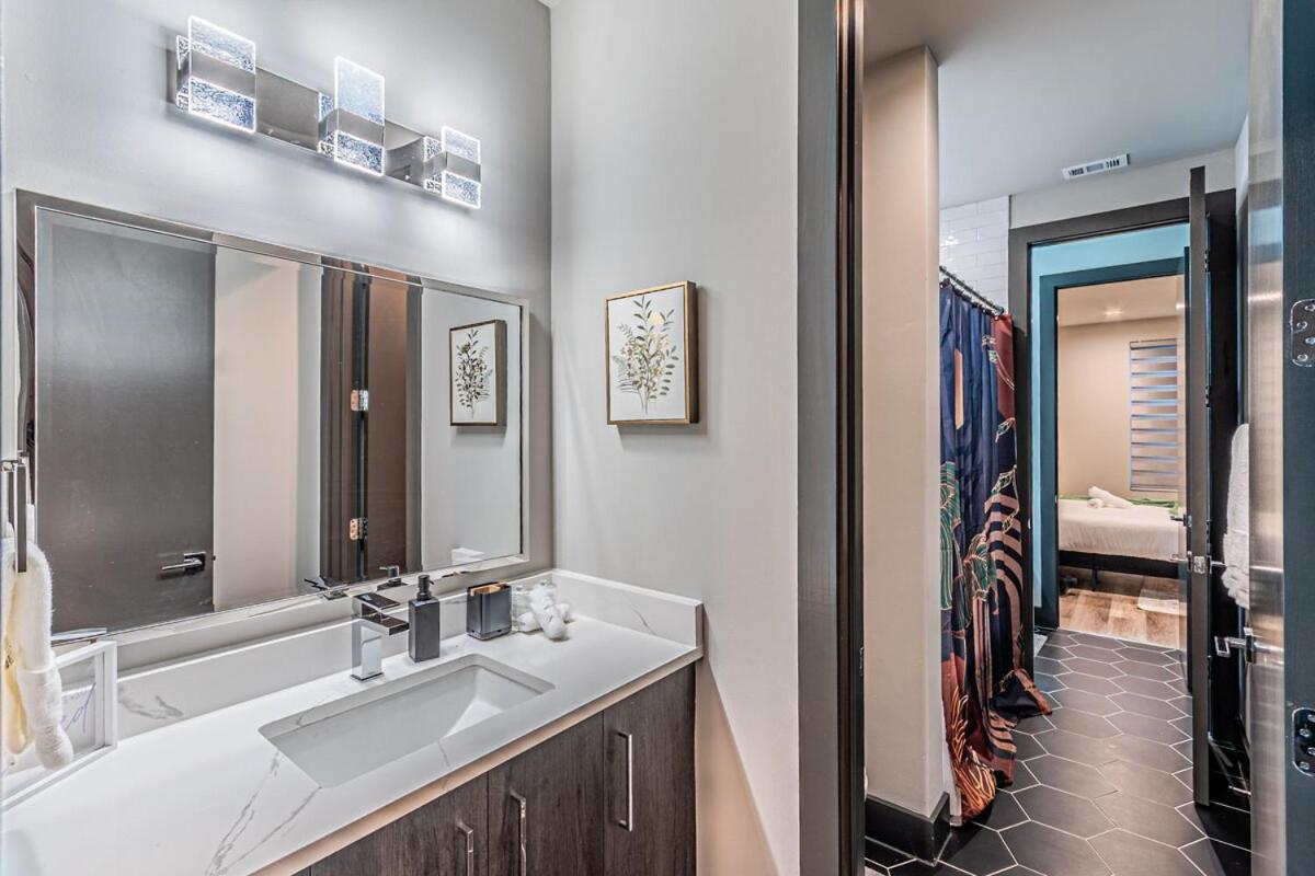 Oak Lawn Luxe Stay- Hot Tub, Arcades, Pool Table &