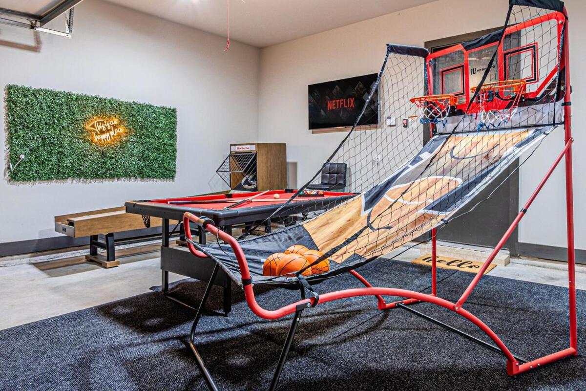 Oak Lawn Luxe Stay- Hot Tub, Arcades, Pool Table & * Dallas
