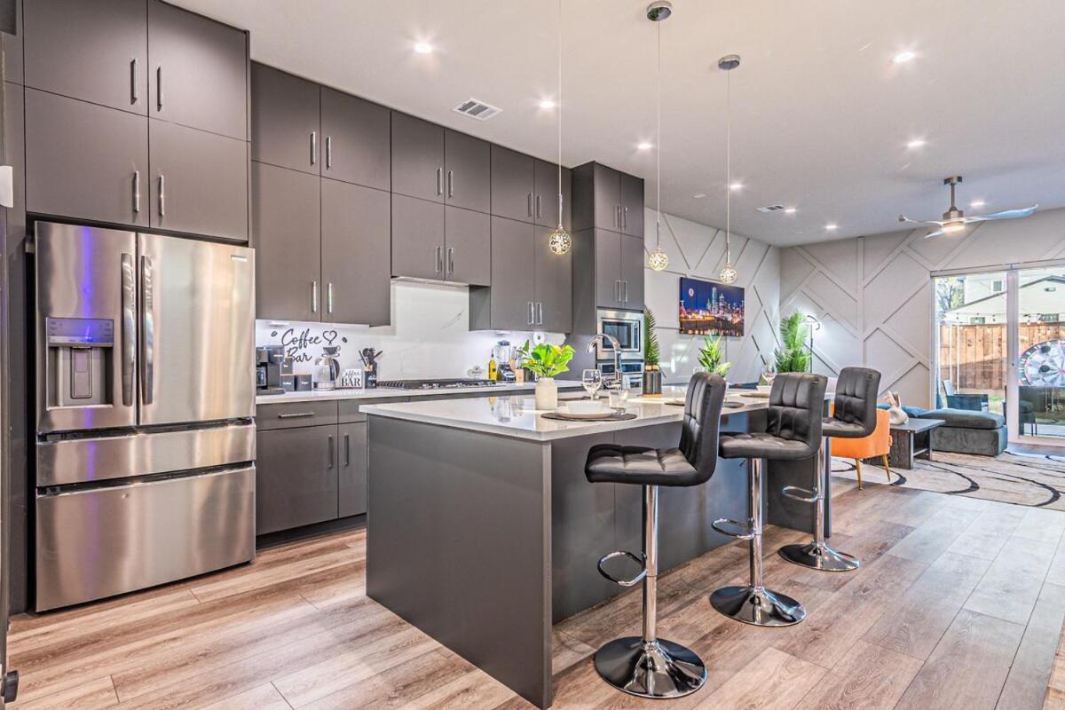 Oak Lawn Luxe Stay- Hot Tub, Arcades, Pool Table & Holiday home *