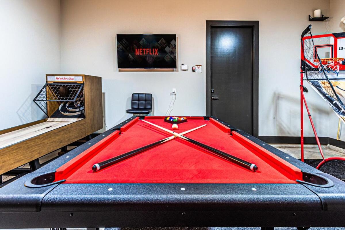 Oak Lawn Luxe Stay- Hot Tub, Arcades, Pool Table & *