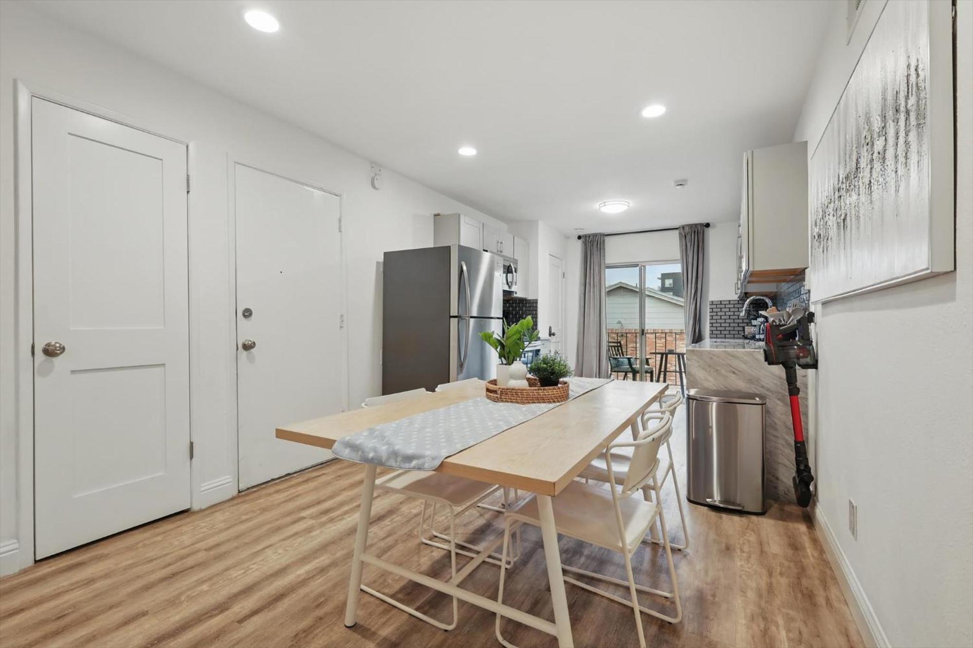 2-bd 2-ba With Pool Patio Courtyard *