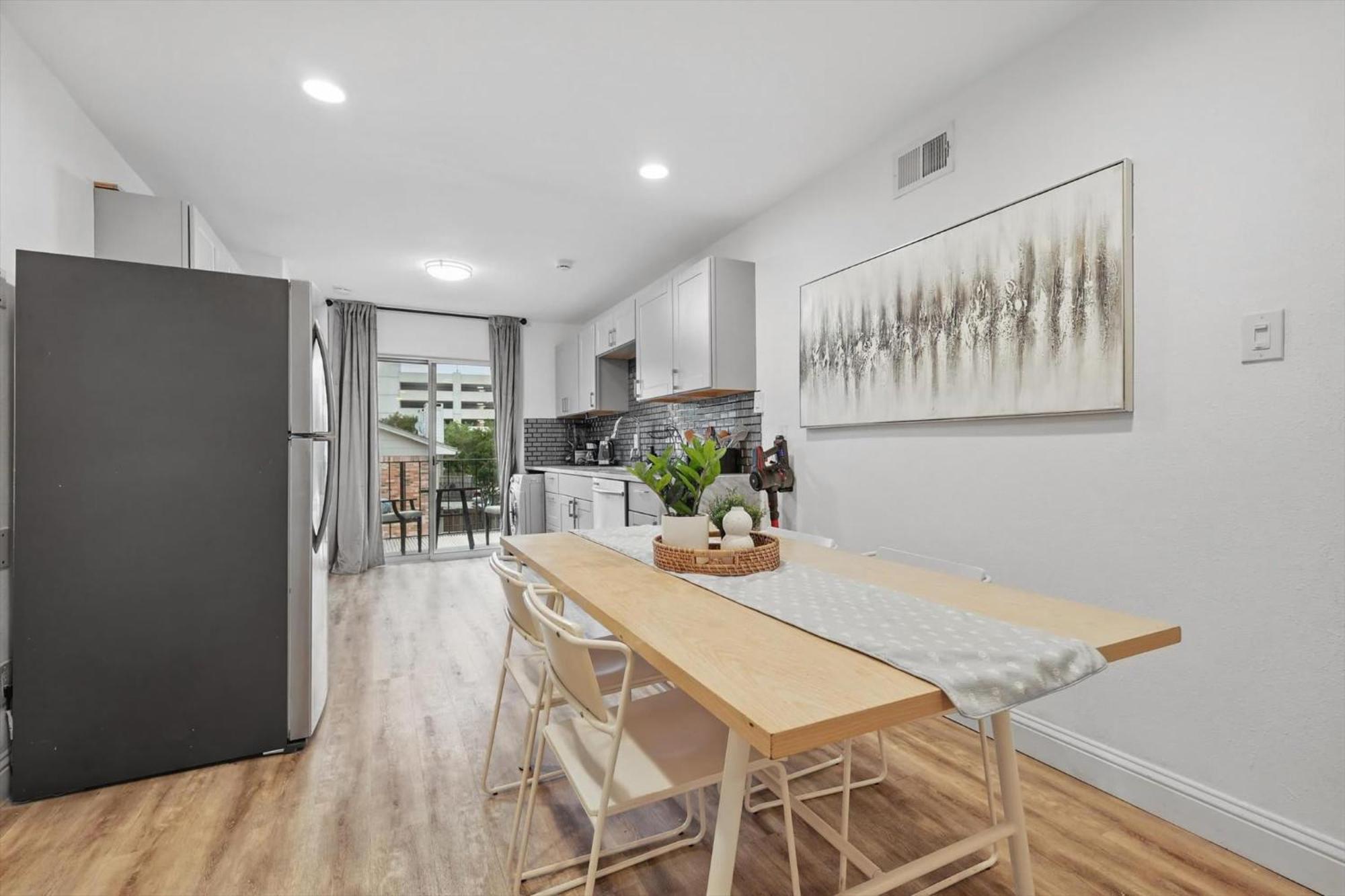 2-bd 2-ba With Pool Patio Courtyard Dallas