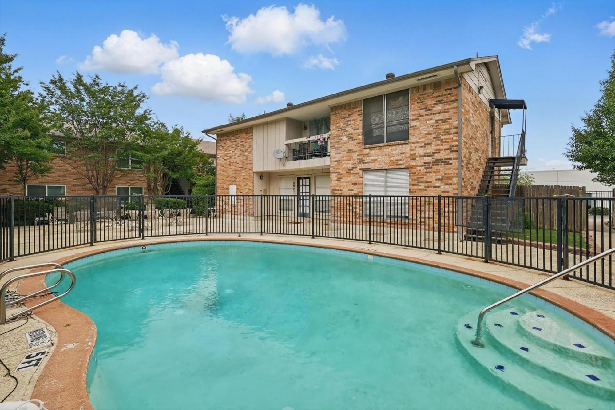 2-bd 2-ba With Pool Patio Courtyard * Dallas
